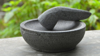 Cobek Batu Anda Berjamur? Ini Cara Ampuh Membersihkannya Sampai Tuntas