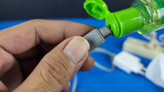 Charger HP Lemot? Coba Gunakan Minyak Telon untuk Membersihkannya