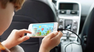 5 Bahaya yang Perlu Diketahui Kalau Kamu Main HP Sambil Dicas