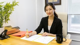 Karier Cemerlang: Daftar Profesi Berpenghasilan Tinggi untuk Wanita Modern