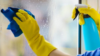 Cara Praktis Bersihkan Bekas Stiker Membandel di Kaca, Coba 5 Bahan Alami Ini