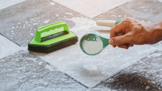 Cara Mudah Bersihkan Noda Bekas Semen di Keramik Tanpa Ribet