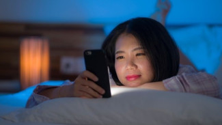 Kecanduan Scrolling di Malam Hari? Ini Alasan Psikologis dan Cara Menghentikannya
