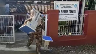Kisah Haru Ibu di Lebak Ganti Meja Sekolah Anaknya, Akhirnya Dapat Respons Bupati