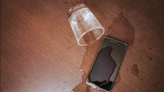 10 Tips Mudah Selamatkan HP dari Kematian akibat Air!