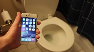 Jangan Sepelekan! Ini 5 Bahaya Membawa HP ke Kamar Mandi yang Perlu Kamu Tahu