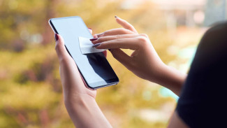 Jangan Asal Usap! Ini Cara Tepat Bersihkan Layar Smartphone yang Berminyak