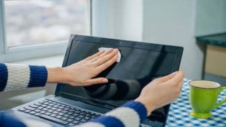 Jangan Asal Gosok! Ini Cara Aman Bersihkan Laptop dari Debu