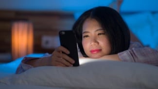 Bahaya Layar Gadget untuk Kulit: Dari Flek Hitam hingga Kerutan Dini