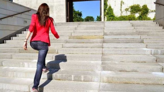 Ingin Sehat Tanpa Ribet? Naik Tangga Saja, Ini Manfaat Luar Biasanya untuk Tubuh!