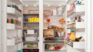 Cara Membersihkan Rak Kulkas Lengket, Kinclong Tanpa Ribet & Anti Bau!