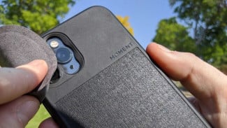 Cara Membersihkan Lensa Kamera HP Agar Foto Makin Tajam!