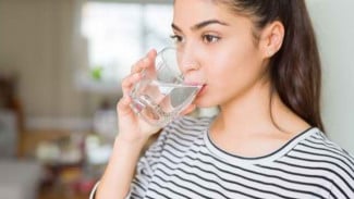 Jangan Salah! Minum Air Berlebihan Bisa Picu Gangguan Ginjal, Simak Penjelasan Dokter