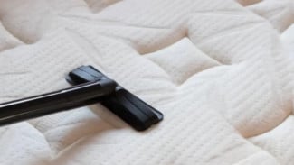 Trik Ampuh Hilangkan Noda Membandel di Springbed, Praktis dan Efektif Banget!