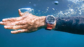 Smartwatch Terbaik 2025: Perbandingan Samsung Galaxy Watch Ultra vs Garmin Forerunner 570