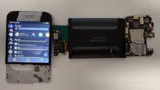 Zinwa Q25 vs Titan 2: Duel Smartphone Keyboard Fisik BlackBerry dengan Teknologi Masa Kini