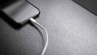 Risiko Mengisi Daya Smartphone Semalaman: Amankah atau Malah Berbahaya?