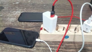 Waspada! Risiko Mematikan Main HP Saat Dicas yang Bisa Bikin HP Meledak