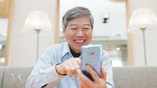 HP Terbaik Buat Orang Tua: Layar Besar & Baterai Awet!