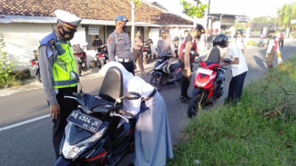 Polisi Tahan SIM Saat Tilang, Bukan STNK: Fakta dan Aturan yang Harus Diketahui