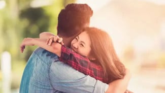 Jangan Salah Paham! 7 Sikap Pria Saat Cintanya Mulai Memudar