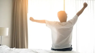 9 Ciri Kepribadian Orang yang Langsung Cek HP Setelah Bangun Tidur, Apa Saja?