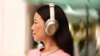 Review JBL Tour One M3: Headphone Over-Ear dengan Transmitter Pintar dan ANC Canggih