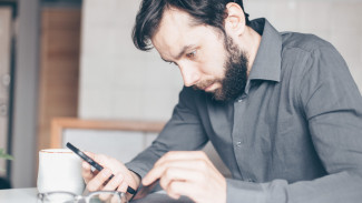 Waspada! Mata Lelah Akibat HP Bisa Picu 5 Gejala Ini