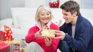 Jangan Asal Beli! Panduan Memilih Hadiah Gadget yang Bikin Orang Tua Bahagia