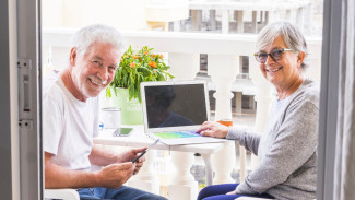 Rahasia Bikin Ortu Bahagia: 5 Gadget Lansia Murah Meriah dan Anti Ribet