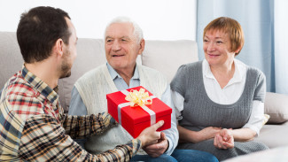 7 Hadiah Gadget Ini Ternyata Paling Bermanfaat untuk Orang Tua