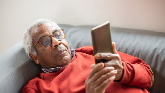 8 Gadget Untuk Lansia Murah Meriah di Bawah 1 Juta yang Bikin Orang Tua Aman dan Mandiri