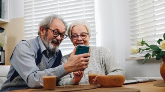 12 Cara Jitu Mengatur Smartphone Lansia Agar Gampang Dipakai