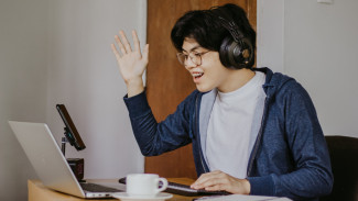 Bisingnya Kafe Bikin Gagal Fokus? 7 Headphone Terbaik Ini Solusinya, Dijamin Hening!