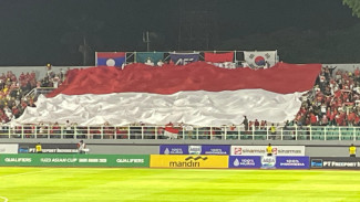 Bendera Raksasa Timnas Indonesia U-23 Bikin Stadion Bergemuruh