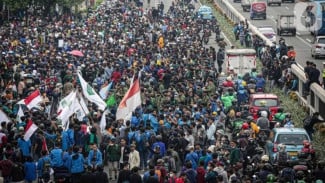 Demo Besar di Depan DPR! Ribuan Ojol dan Mahasiswa Bentuk Barisan Perlawanan!