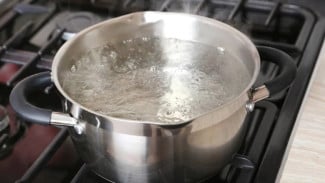 Hentikan Kebiasaan Ini! Tuang Air Mendidih ke Wastafel Bisa Rusak Pipa dalam Hitungan Detik