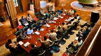 Prabowo Panggil Menteri ke Hambalang, Bahas Banjir & Diskon Libur Akhir Tahun