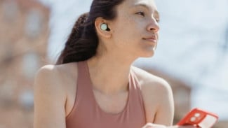 Bass Mantap! Pilih Earphone Jogging Nirkabel Anti Keringat + ANC