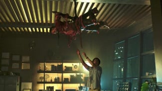 7 Teori Konspirasi Film Ghost in the Cell, dari Nomor Tahanan hingga Posisi Korban di Balik Terornya