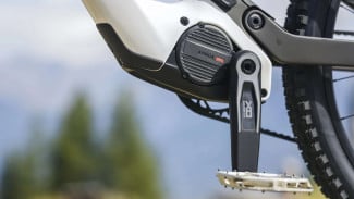 Canyon Spectral:ON CF 9 Bawa Motor 150 Nm dan Bobot Karbon 20,8 Kg