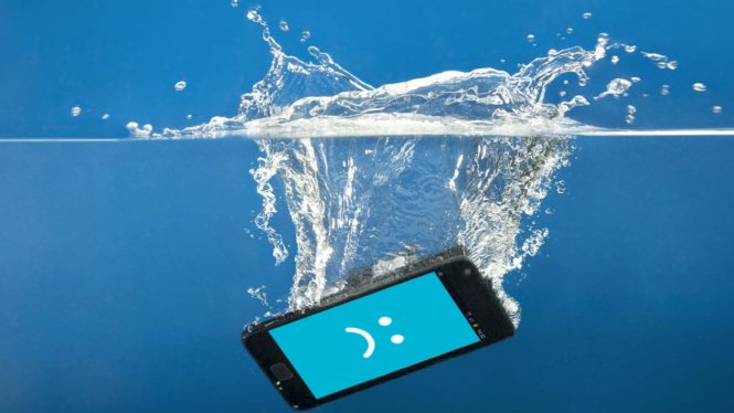 Tips Mengatasi HP Terkena Air, Jangan Panik!