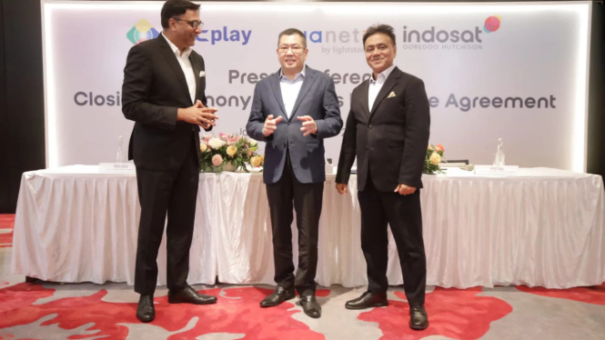 Presiden Direktur dan CEO Indosat Ooredoo Hutchison Vikram Sinha bersama Executive Chairman MNC Group Hary Tanoesoedibjo dan CEO Grup Grup Lighstorm (pemilik Asianet) Amajit Gupta