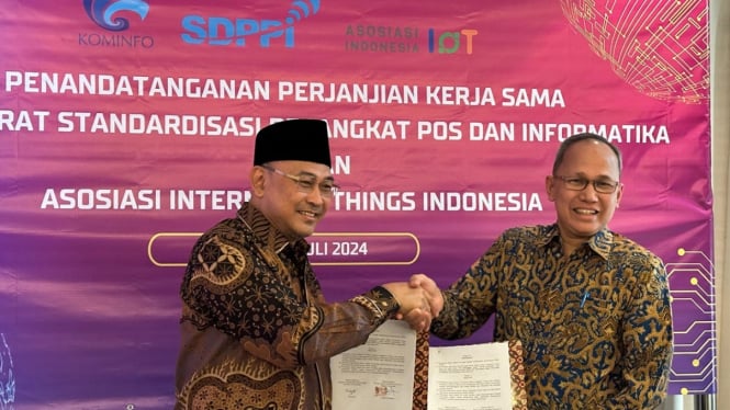 Ketua Umum ASIOTI Teguh Prasetya dan Direktur SDPPI Kominfo Mulyadi