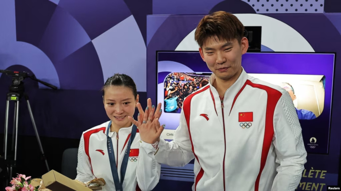 Liu Yuchen Melamar Huang Yaqiong di Arena Bulu Tangkis, Bikin Baper Penonton Olimpiade Paris 2024