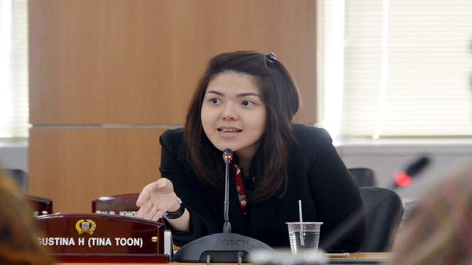 Teror Pinjol Bikin Pusing! Tina Toon Kena Getahnya, Nomor Telepon Jadi Sasaran