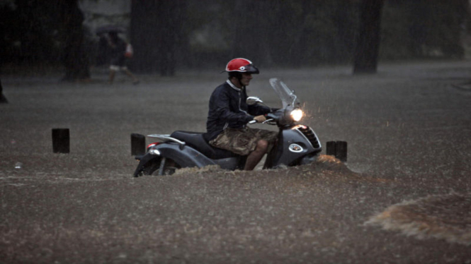 Cara Mudah Merawat Motor Listrik Saat Musim Hujan