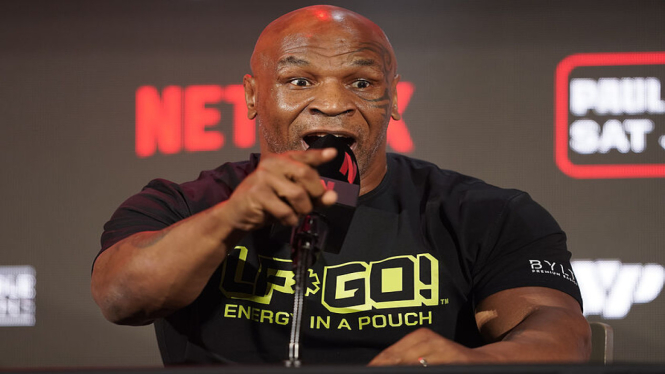 Nekat! Pria Muda Ini Tantang Mike Tyson Adu Jotos!