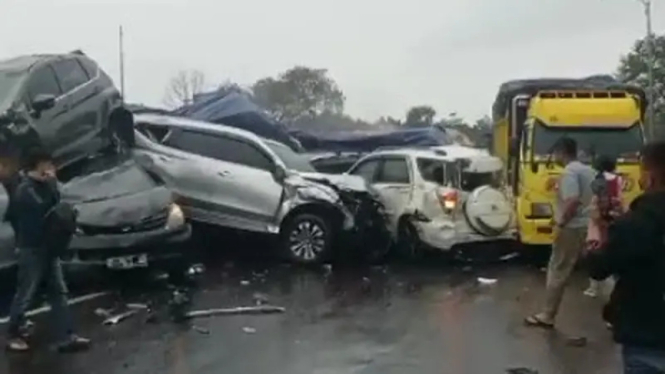 Kecelakaan Beruntun di Tol Purbaleunyi! Arus Lalu Lintas Dialihkan, Puluhan Kendaraan Hancur