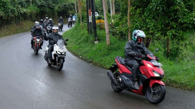 7 Merk Jas Hujan Terbaik untuk Pengendara Motor: Tetap Kering dan Stylish Saat Musim Hujan!